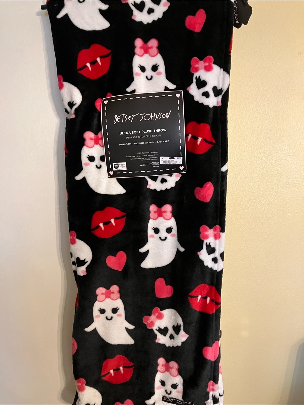 💋Betsey Johnson adorable Halloween plush throw blanket ghosts skulls lips NWT